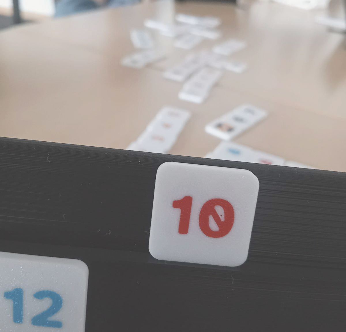 Eine rote 10 auf der Spielbank, dahinter verschwommen der Spieltisch