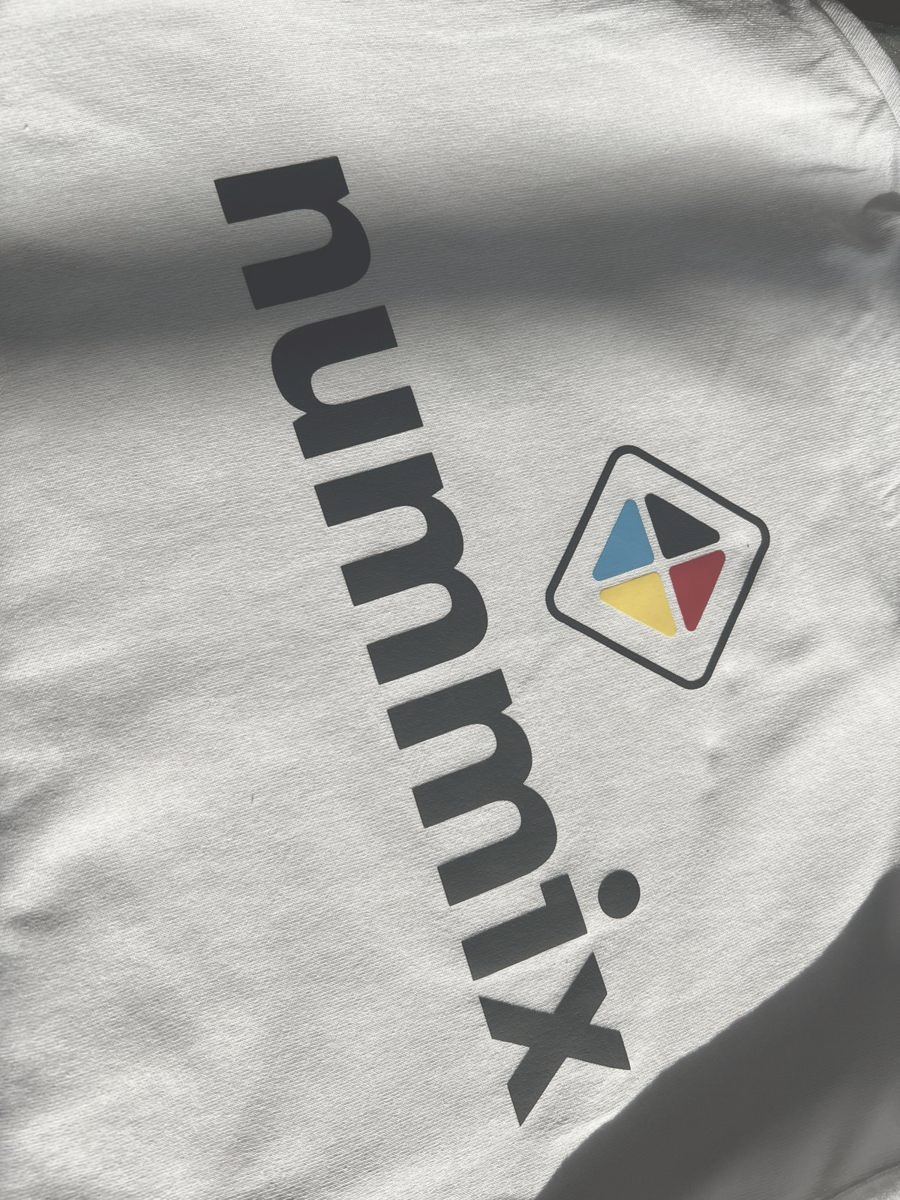 Der Stoffbeutel mit großem nummix-Schriftzug und Logo