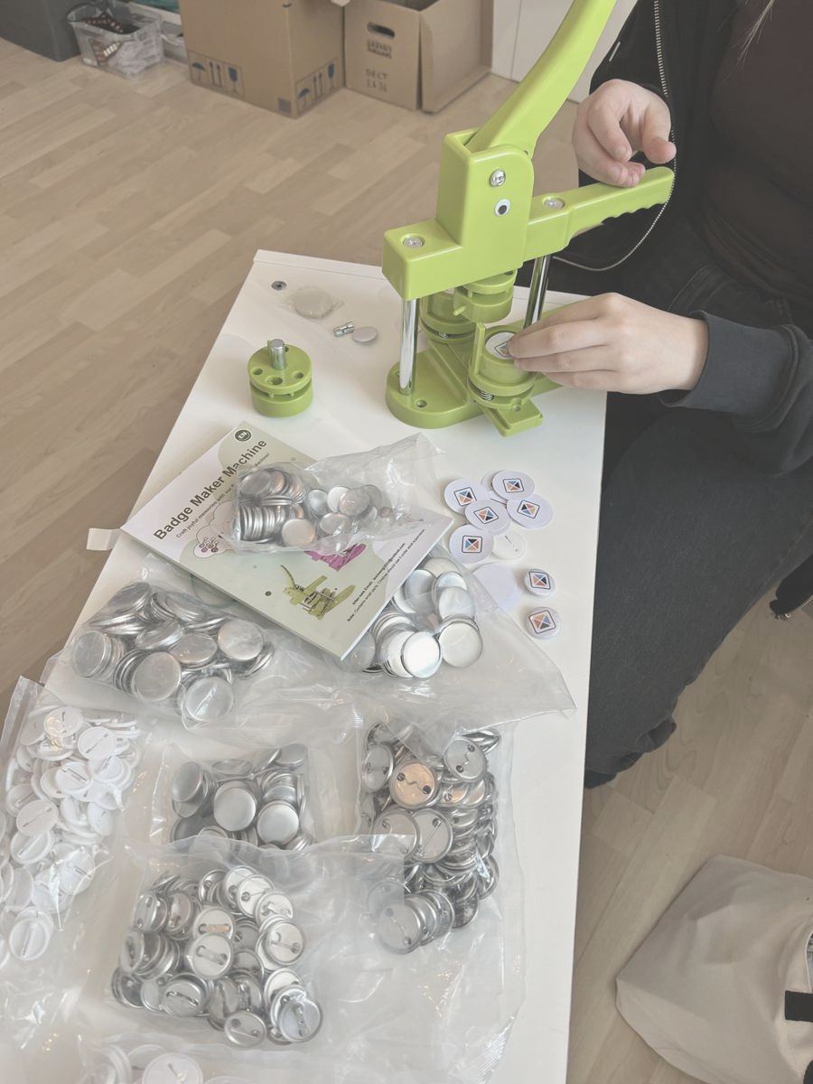 Werkstatt: Mit einer Button-Presse entstehen nummix-Buttons