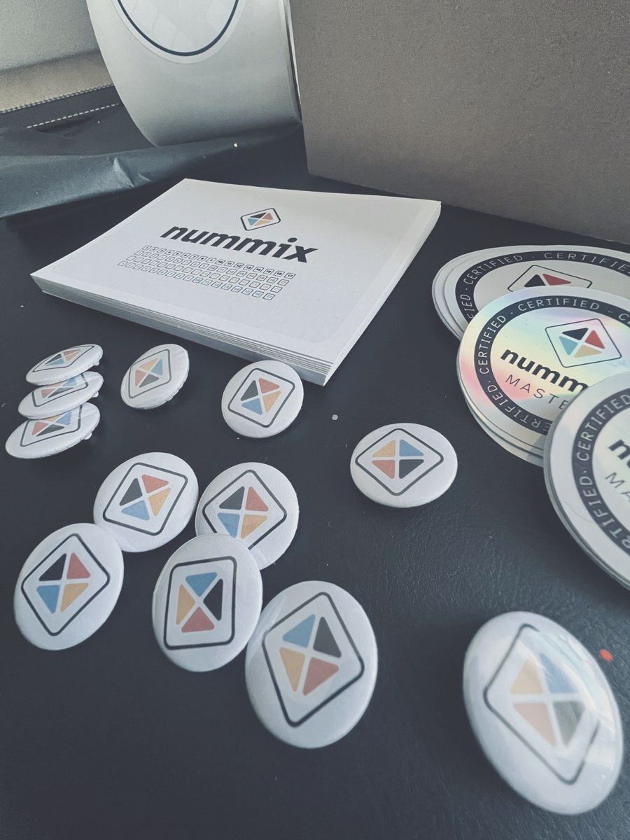 nummix-Buttons und Aufkleber mit dem bunten Logo