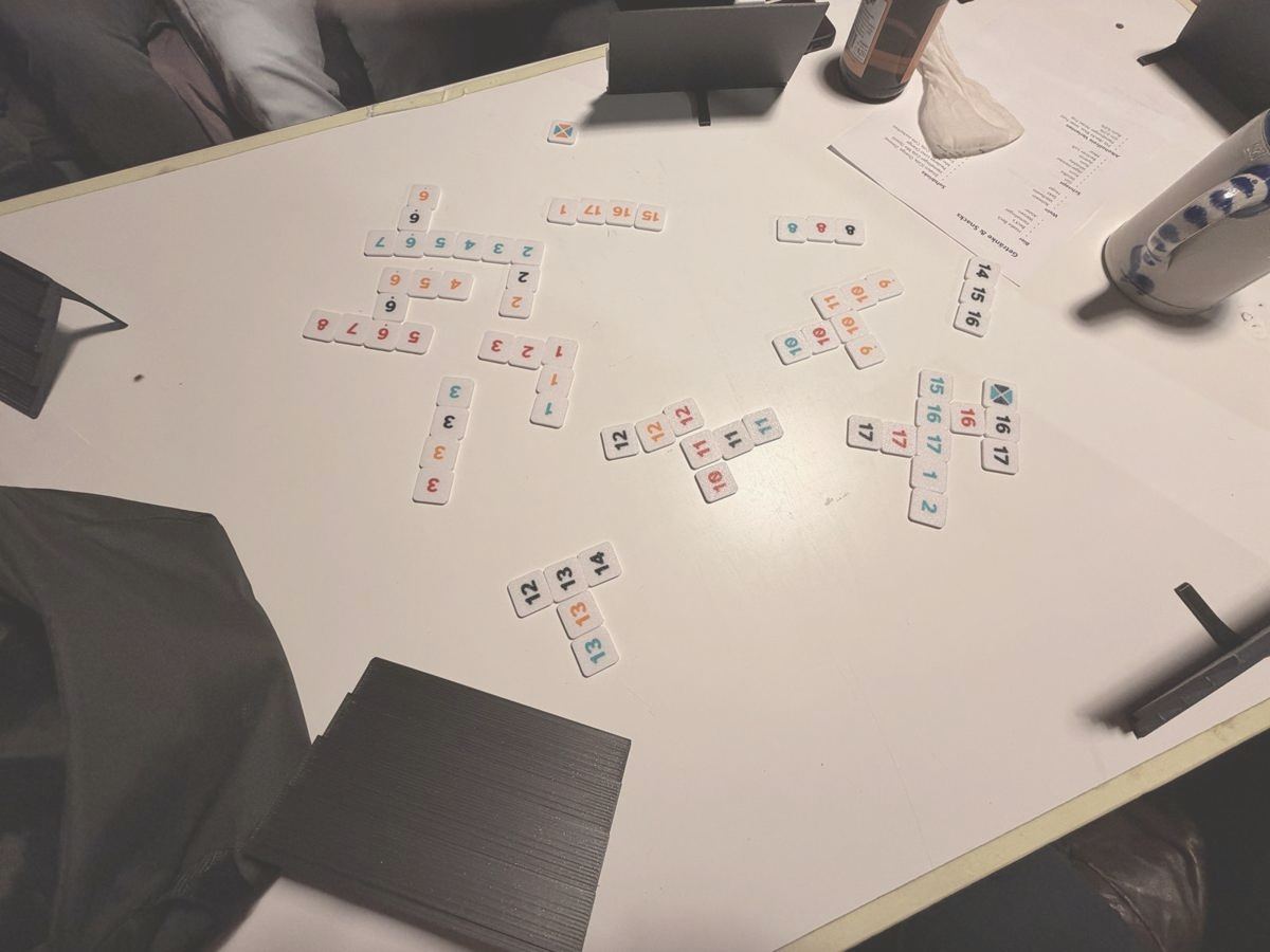 Blick von oben auf einen Spieltisch: viele Zahlenreihen kreuzen sich, am Rand zwei schwarze Bänke