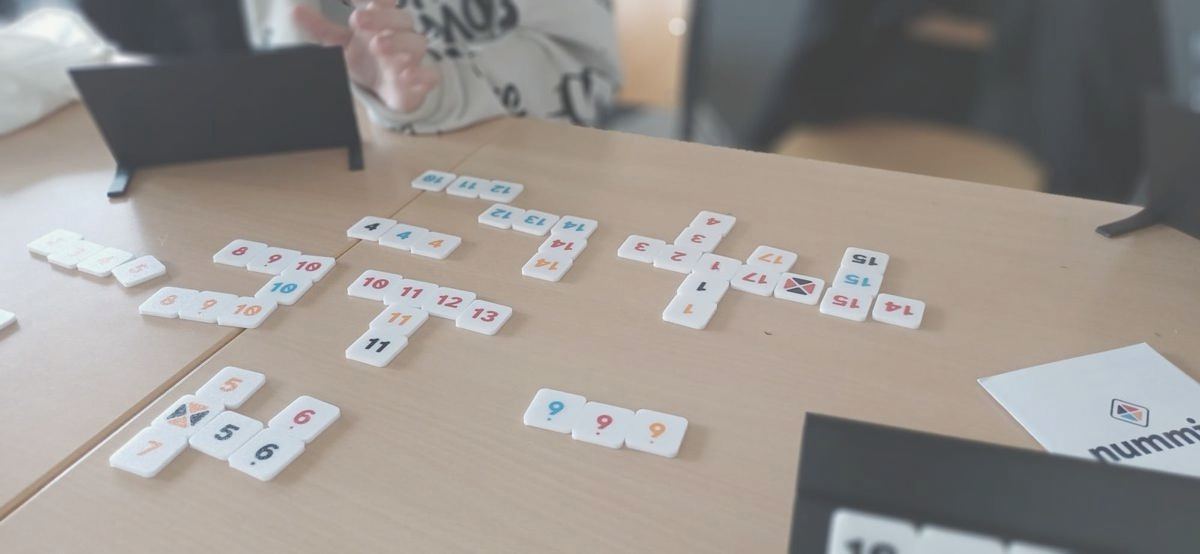 Spieltisch mitten in der Partie: Reihen und Gruppen über den ganzen Tisch verteilt
