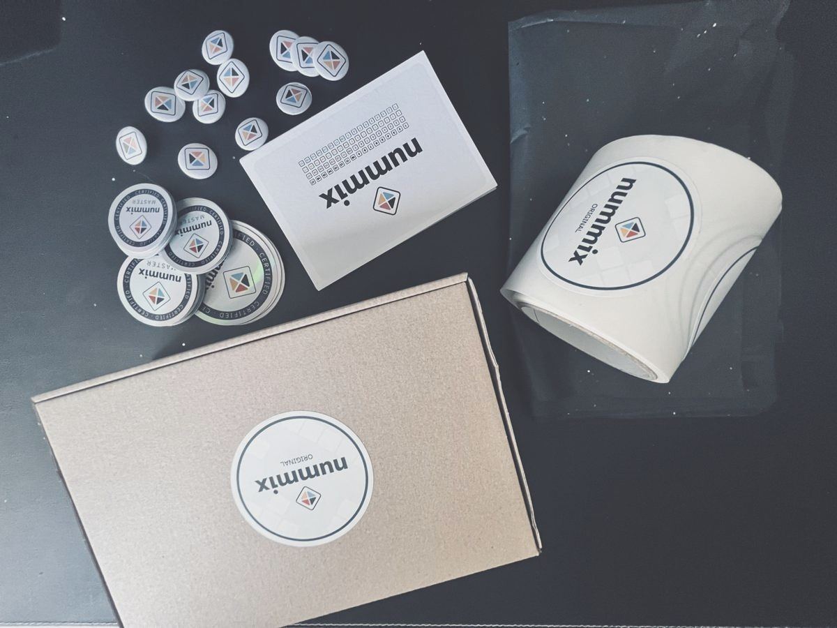 Set mit Karton, Anleitung, Becher und vielen nummix-Buttons