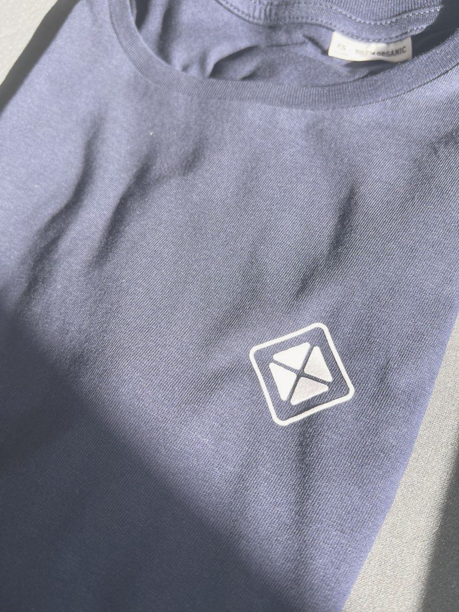 Dunkelblaues T-Shirt mit kleinem nummix-Zeichen