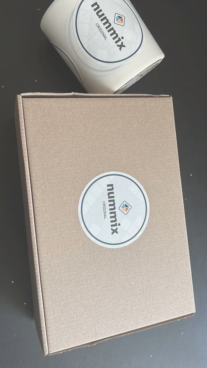 Die Verpackung des Sets: Karton mit rundem nummix-Aufkleber, daneben ein Becher