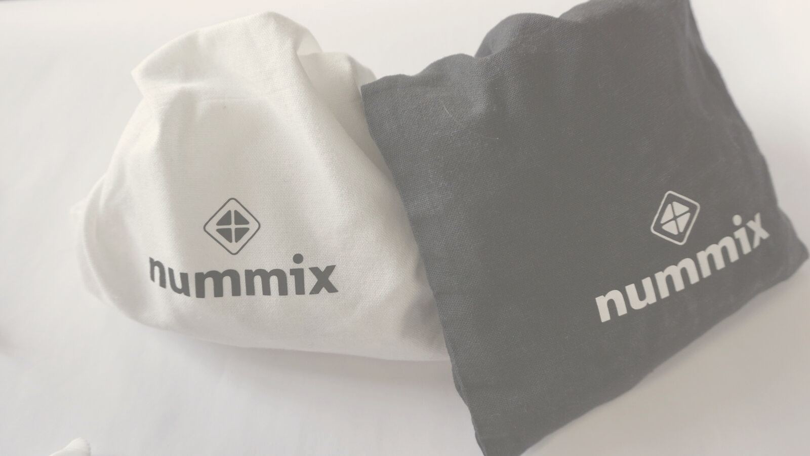 Zwei Stoffbeutel mit nummix-Logo, einer weiß, einer schwarz